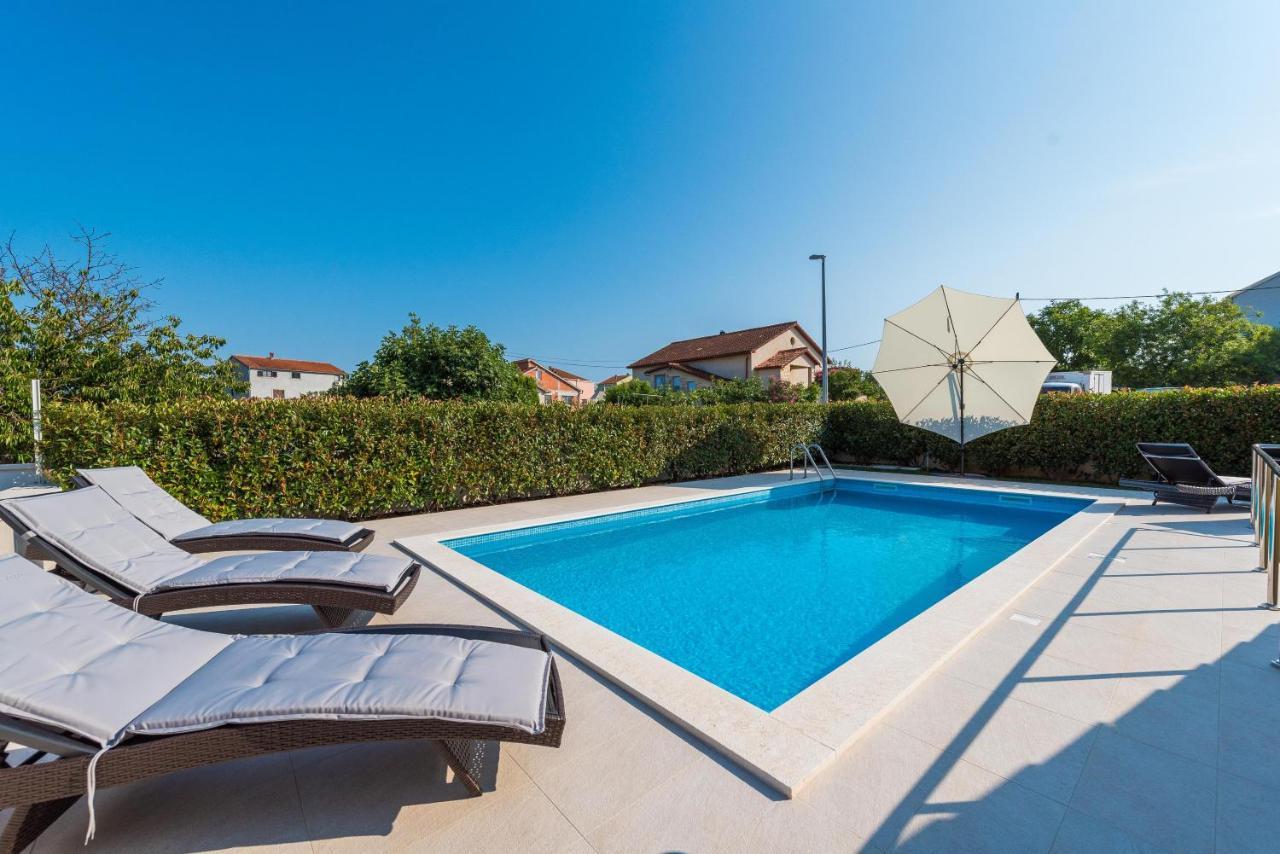 Villa Petra S Bazenom, Rostiljem I Parkingom ザダル エクステリア 写真