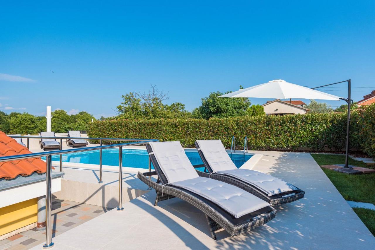 Villa Petra S Bazenom, Rostiljem I Parkingom ザダル エクステリア 写真