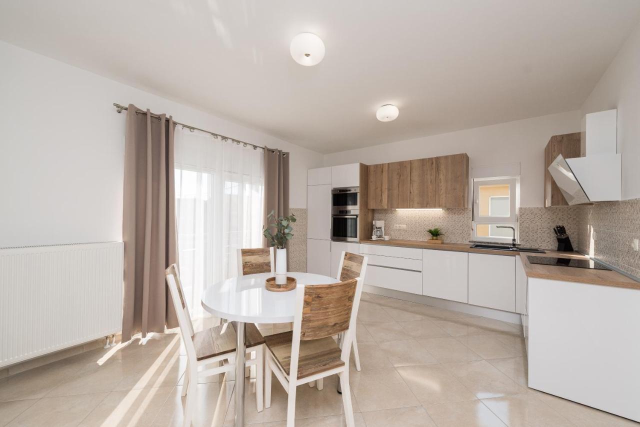 Villa Petra S Bazenom, Rostiljem I Parkingom ザダル エクステリア 写真
