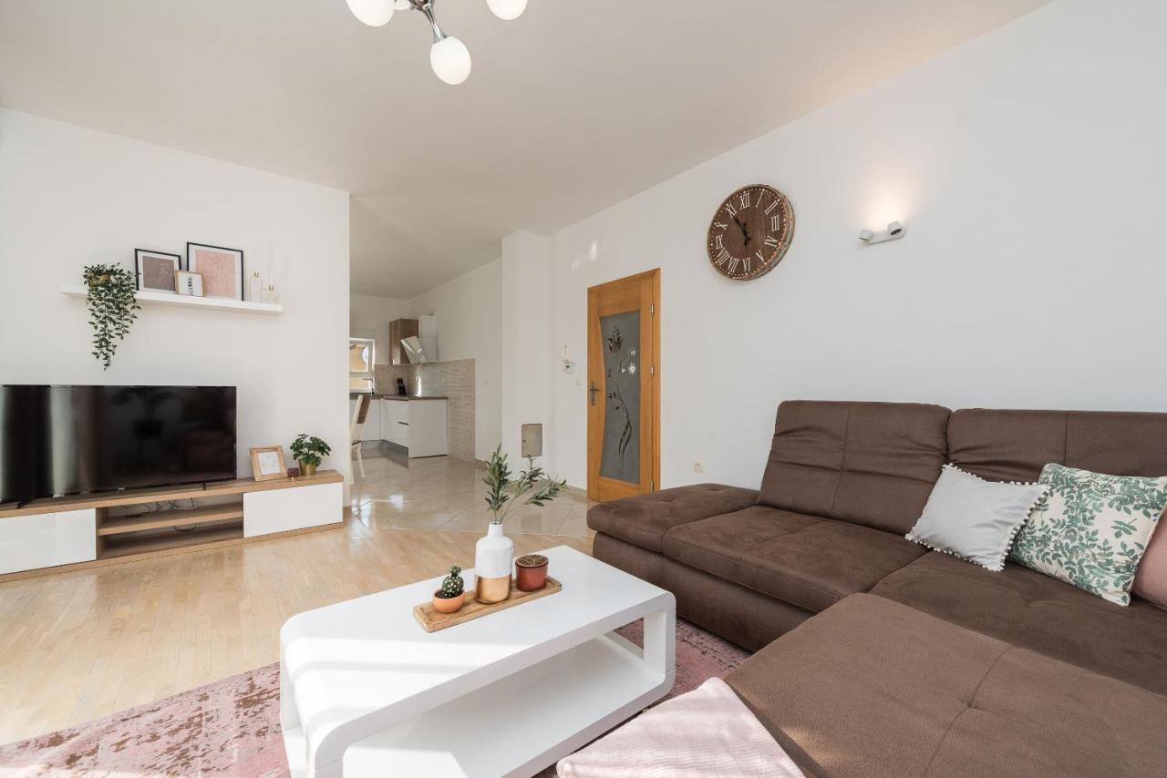 Villa Petra S Bazenom, Rostiljem I Parkingom ザダル エクステリア 写真