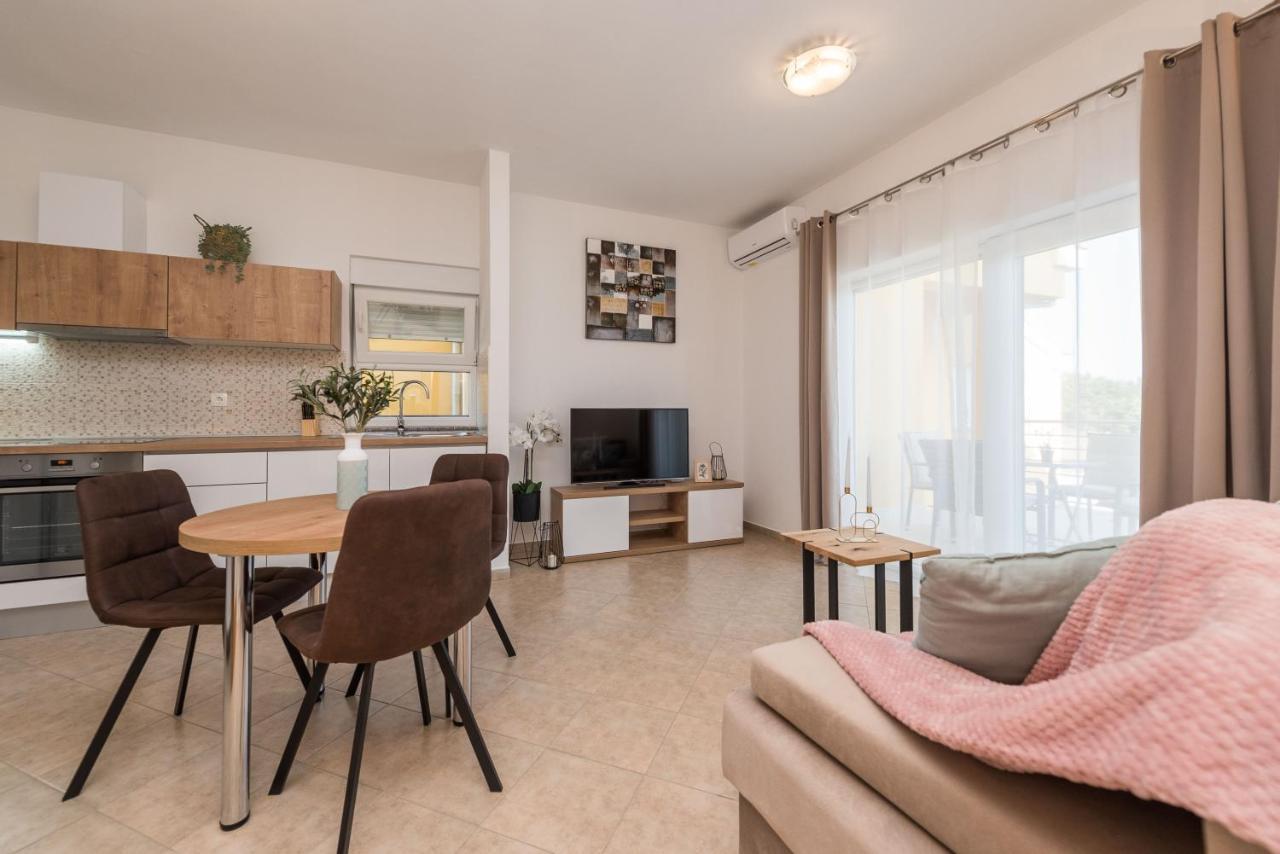Villa Petra S Bazenom, Rostiljem I Parkingom ザダル エクステリア 写真