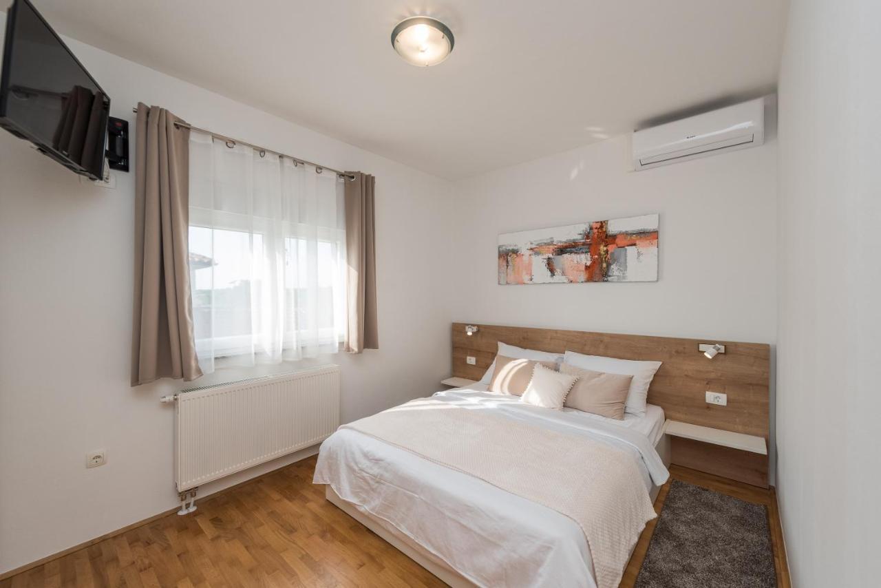 Villa Petra S Bazenom, Rostiljem I Parkingom ザダル エクステリア 写真