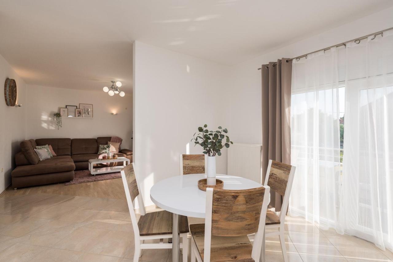 Villa Petra S Bazenom, Rostiljem I Parkingom ザダル エクステリア 写真