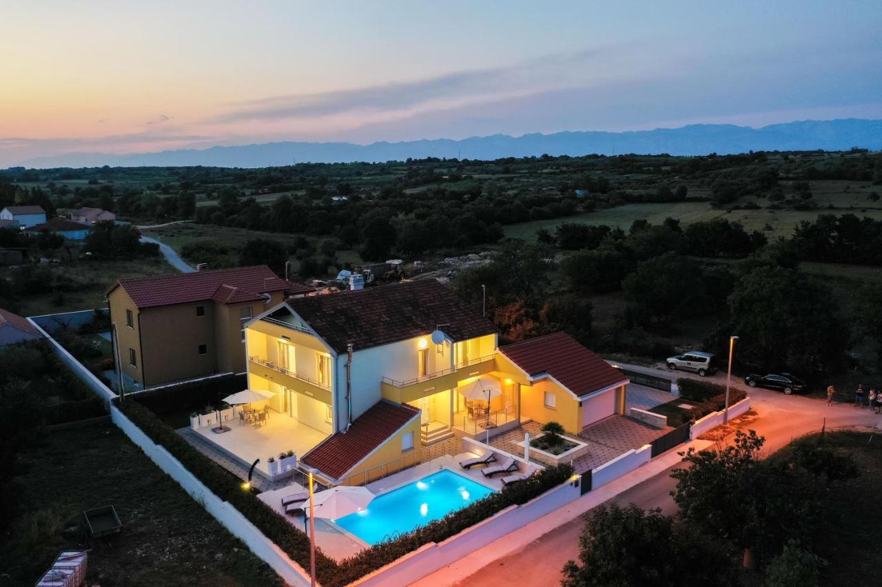 Villa Petra S Bazenom, Rostiljem I Parkingom ザダル エクステリア 写真