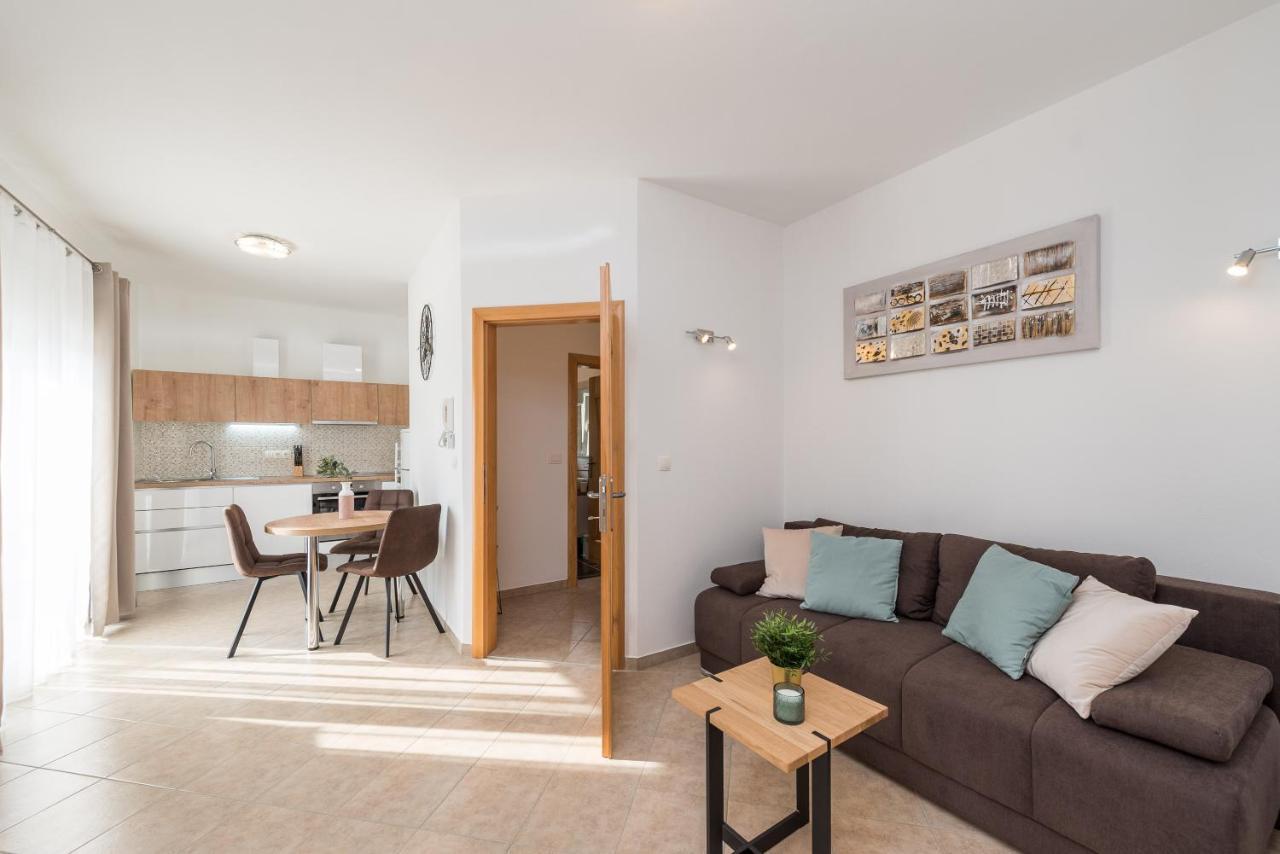 Villa Petra S Bazenom, Rostiljem I Parkingom ザダル エクステリア 写真
