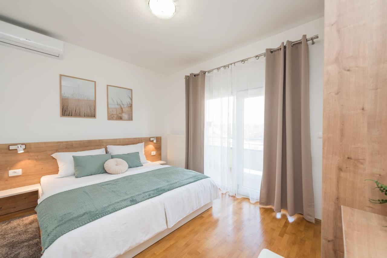 Villa Petra S Bazenom, Rostiljem I Parkingom ザダル エクステリア 写真