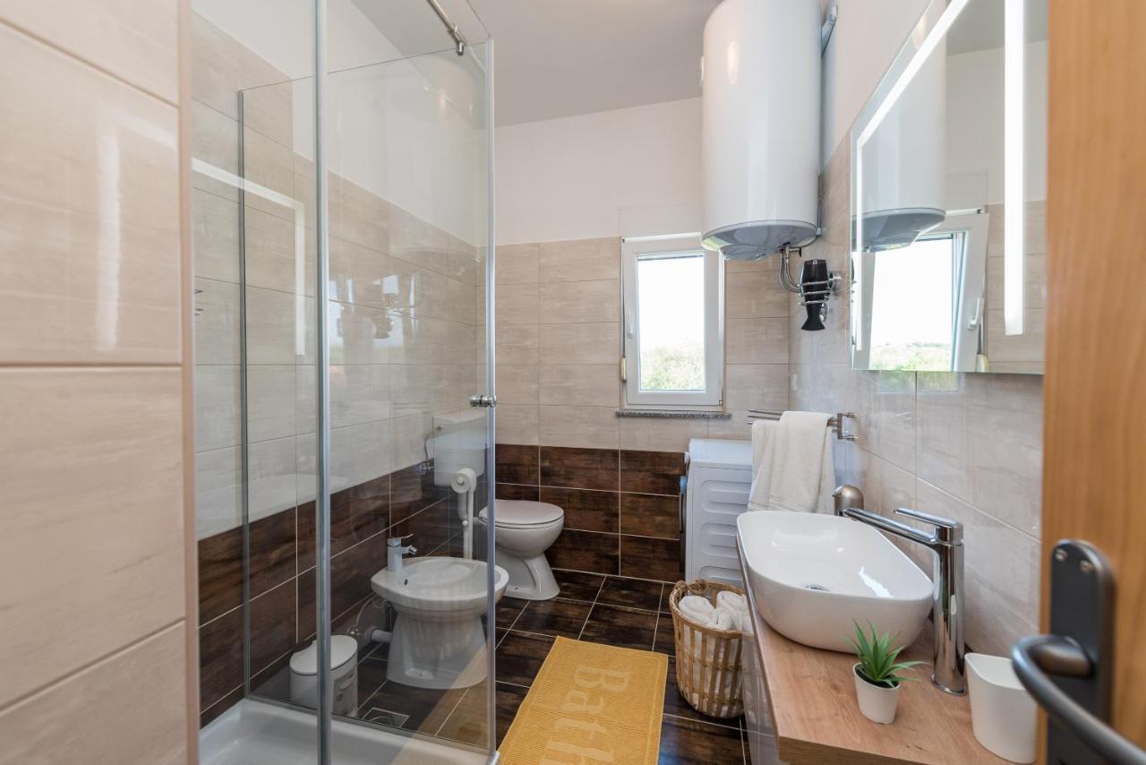 Villa Petra S Bazenom, Rostiljem I Parkingom ザダル エクステリア 写真