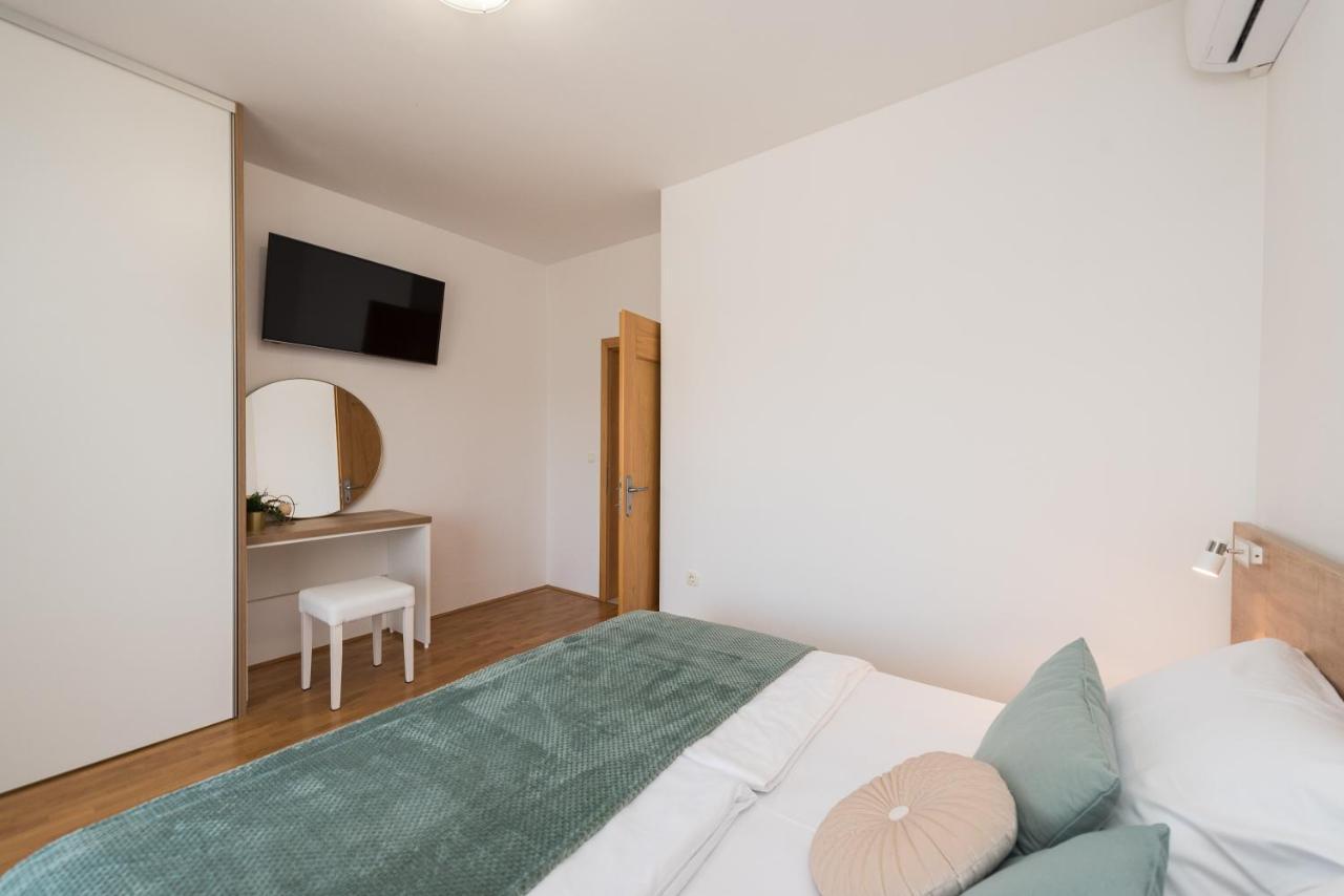 Villa Petra S Bazenom, Rostiljem I Parkingom ザダル エクステリア 写真